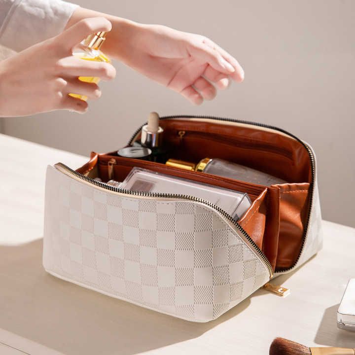 The HS™ Large Capacity Make-Up Bag